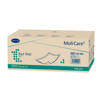 Uma caixa com MoliCare® Bed Mat ECO proteções de cama da Paul Hartmann AG, rotulada com o tamanho do produto 60 x 90 cm e a quantidade de 100 unidades. A embalagem é bege com acentos azul-esverdeados e contém um número de referência.