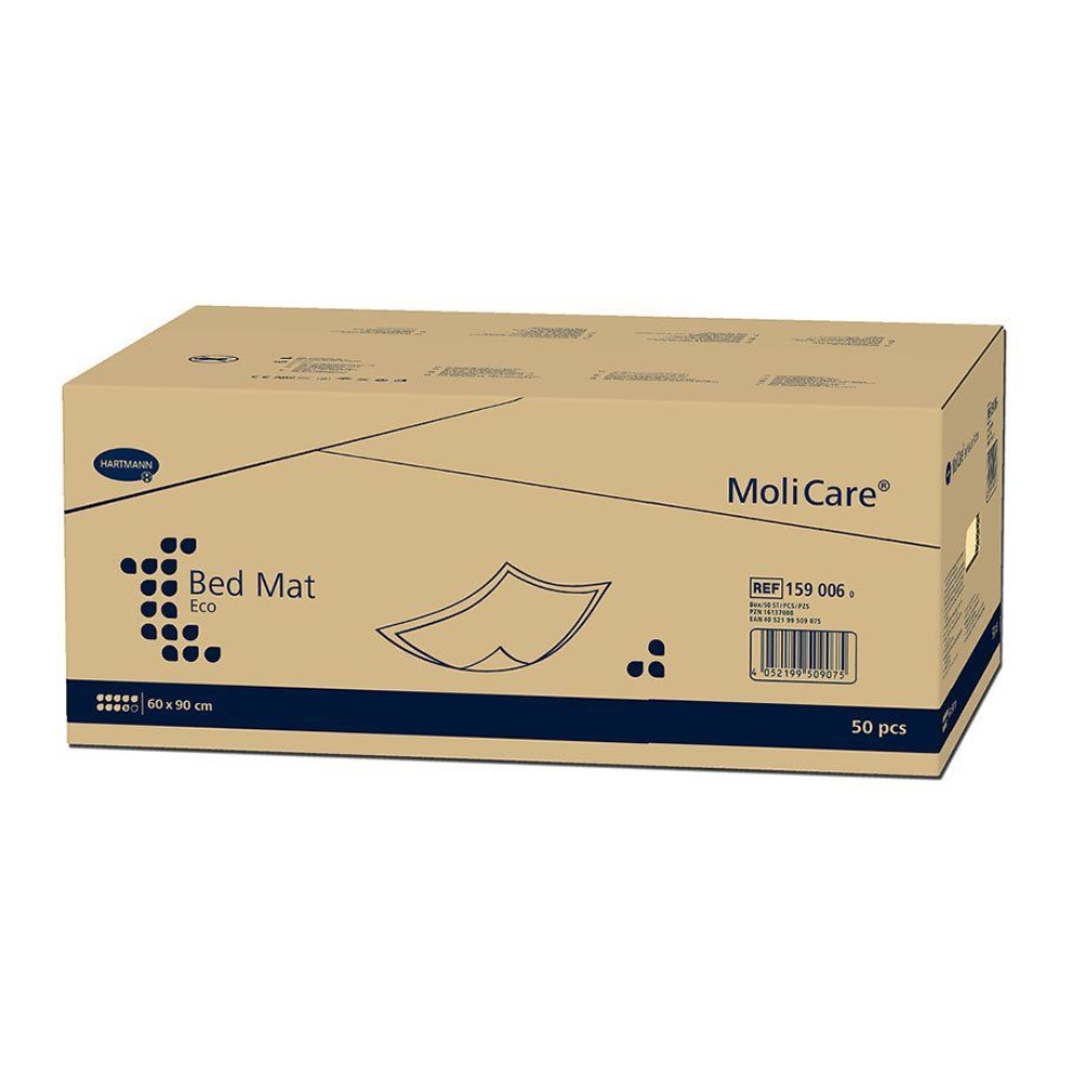 Uma caixa de MoliCare® Bed Mat ECO proteções de cama com 50 unidades, com número de referência do produto e dimensões indicadas na lateral. A embalagem é principalmente bege com texto e gráficos azuis.