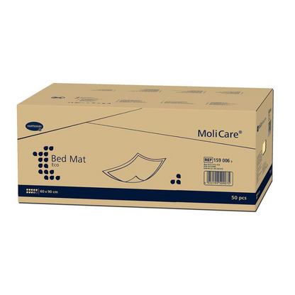 Uma caixa de MoliCare® Bed Mat ECO proteções de cama com 50 unidades, com número de referência do produto e dimensões indicadas na lateral. A embalagem é principalmente bege com texto e gráficos azuis.