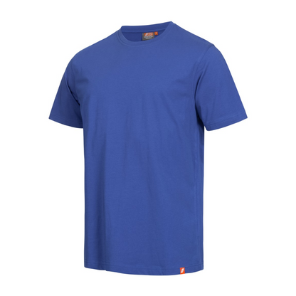 Sobre um fundo branco está representada a t-shirt NITRAS MOTION TEX LIGHT da AS Arbeitsschutz GmbH. É uma t-shirt azul simples de manga curta feita de algodão certificado OEKO-TEX com decote redondo e uma pequena etiqueta laranja na bainha inferior esquerda.