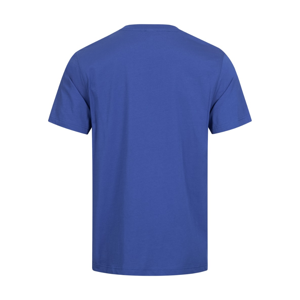 A imagem mostra a vista traseira de uma t-shirt NITRAS MOTION TEX LIGHT da AS Arbeitsschutz GmbH em azul simples. É feita de algodão certificado OEKO-TEX, tem um decote redondo e mangas curtas e é vista sobre um fundo branco radiante.