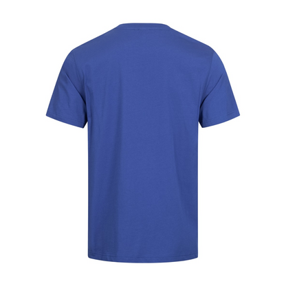 A imagem mostra a vista traseira de uma t-shirt NITRAS MOTION TEX LIGHT da AS Arbeitsschutz GmbH em azul simples. É feita de algodão certificado OEKO-TEX, tem um decote redondo e mangas curtas e é vista sobre um fundo branco radiante.