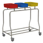 O Novocal Cesto de Roupa Triplo em Aço Inoxidável "Compacto" oferece separação eficiente de roupas graças às três tampas coloridas (vermelho, azul, amarelo). Quatro rodas permitem mobilidade; o design de estrutura aberta economiza espaço e convence com funcionalidade.