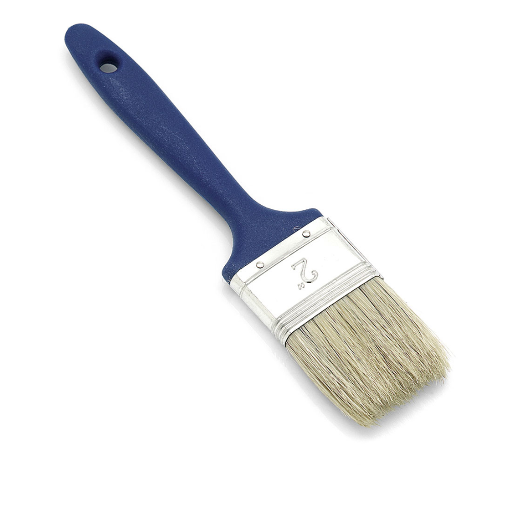 O Nölle Profi Brush Flachpinsel 6 possui uma mistura de cerdas claras e uma virola de folha de flandres, além de um cabo de plástico azul com orifício para pendurar. A cabeça do pincel retangular apresenta leves sinais de uso, mas continua sendo perfeita para trabalhos de pintura.