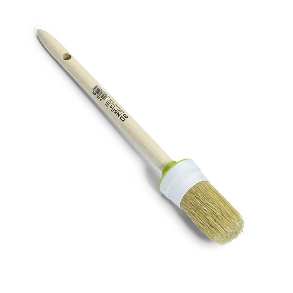 O pincel redondo de anel Nölle Profi Brush da Nölle Profi Brush Bürsten- & Pinseltechnik e.K. possui uma mistura de cerdas bege em uma virola de plástico branco-verde, com um cabo de madeira incluindo um prático orifício para pendurar.