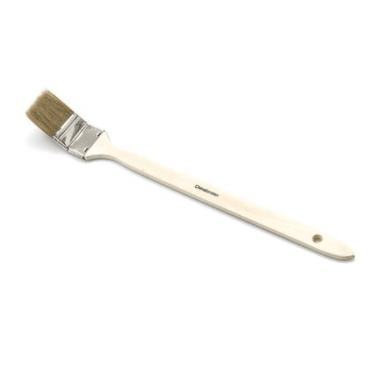 O pincel industrial para radiadores «Nölle Profi Brush», da empresa Nölle Profi Brush Bürsten- & Pinseltechnik e.K., possui um cabo de madeira bege, cerdas castanhas, um design ergonómico com orifício para pendurar e uma braçadeira metálica prateada para fixar a mistura de cerdas claras.