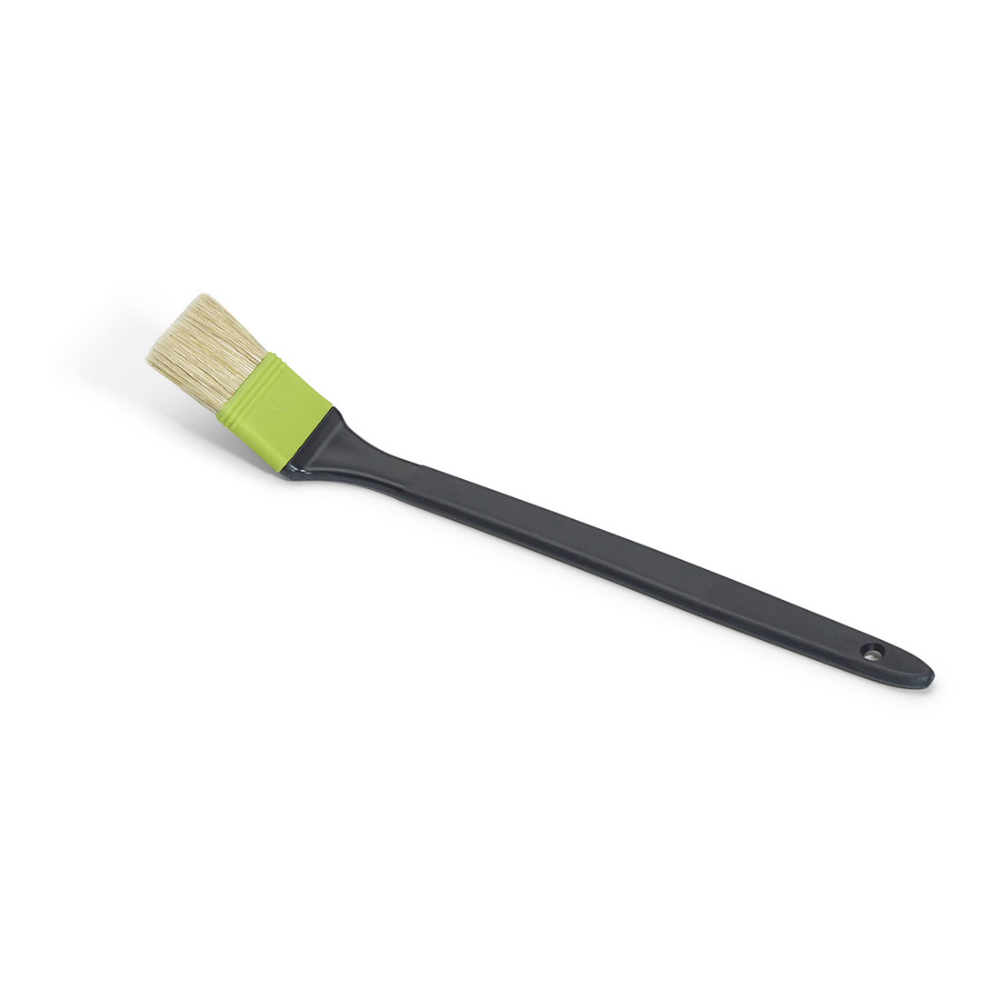 O Nölle Profi Brush Pincel de Radiador Industrial com mistura de cerdas bege e cabo longo preto com furo para pendurar é ideal para tintas solúveis em água. A cabeça das cerdas é mantida por uma faixa verde e está elegantemente inclinada sobre um fundo branco.