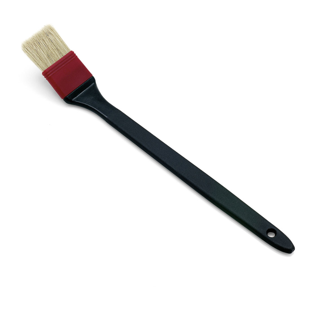 Um pincel industrial Nölle Profi Brush com cabo preto, cerdas chinesas bege e uma virola de plástico vermelha. O cabo tem um buraco para pendurar e está inclinado sobre um fundo branco.