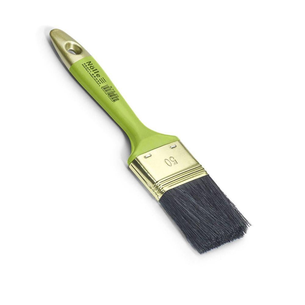 O Nölle Profi Brush Lackierpinsel 7 possui um cabo verde, uma mistura de cerdas pretas e uma virola de latão. Ideal para trabalhos de pintura, incluindo várias inscrições e números, bem como um orifício na extremidade do cabo para fácil suspensão.