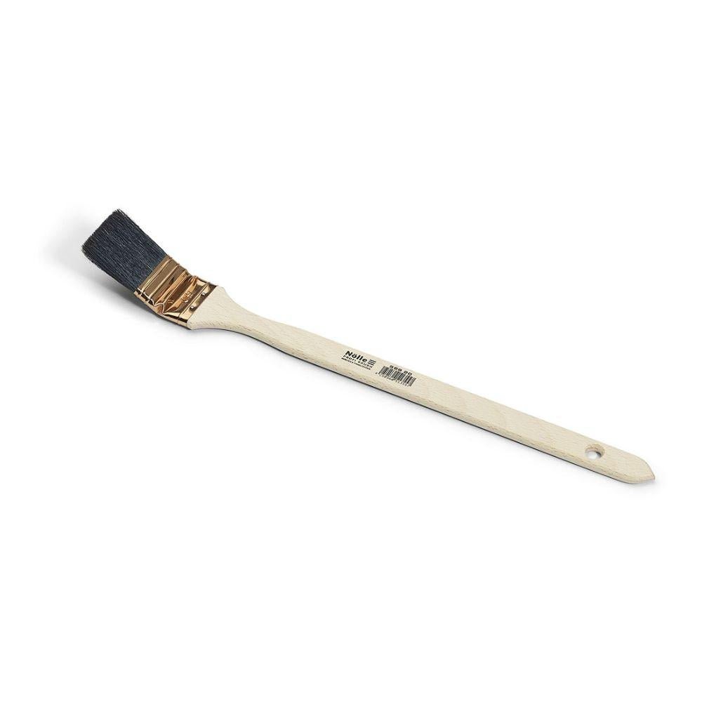 O Nölle Profi Brush Pincel para Radiadores de Pintor possui cerdas duráveis de pêlo de porco chinês preto, um cabo longo com orifício para pendurar e uma etiqueta perto das cerdas.