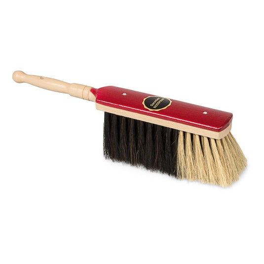 Apresentamos a vassoura de mão Nölle Profi Brush Stubenhandfeger Rossschweifhaar da Nölle Profi Brush Bürsten- & Pinseltechnik e.K. – uma ferramenta de 30 cm com propriedades de ligação de poeira, com cerdas de crina de cavalo pretas e bege em um bloco vermelho e um cabo de madeira clara com extremidade arredondada.