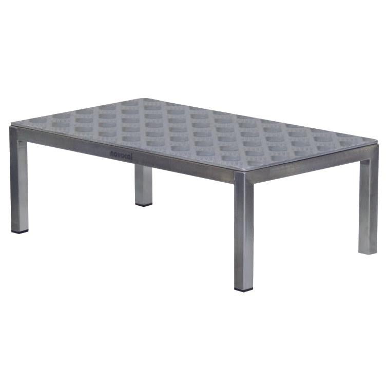 O Novocal OP-Tritt 1 é uma mesa de metal retangular (600 x 350 x 250 mm) com uma placa de grade texturizada e quatro pernas retas, marcada "Novocal" - ideal como um banco de apoio médico na sala de operações. Embalagem: 1 peça.