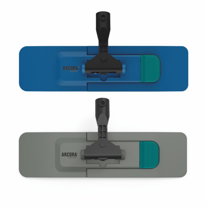 Na imagem, há duas cabeças de esfregona retangulares, uma azul e uma cinza, cada uma com um acessório de haste giratória preta e uma parte verde no lado direito. O logotipo da Arcora International GmbH destaca este suporte de esfregona dobrável padrão cinza Arcora Profi.