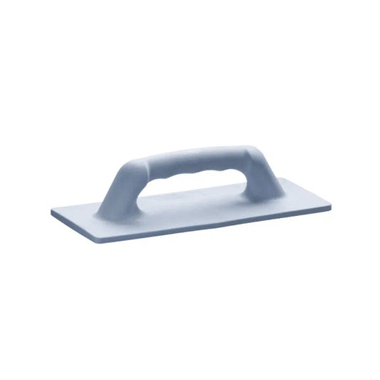 O suporte para esponjas da Vileda — Padboy e Padmaster, da Vileda GmbH — é uma ferramenta de esfregamento cinzenta com uma base retangular e plana e um cabo arredondado na parte superior, perfeita para alisar superfícies em trabalhos de construção e acabamento. O seu destaque contra um fundo branco simples realça a sua função como parte do equipamento de limpeza.