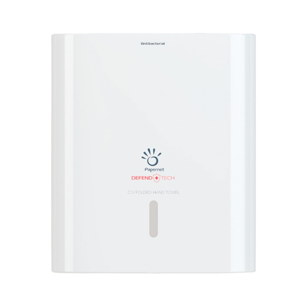 Um dispensador antibacteriano branco, montado na parede Papernet para toalhas de papel dobradas em C/V com o logotipo da Sofidel Germany GmbH Defend Tech Technologie com as inscrições "dispensador antibacteriano" e "Toalha de Mão Dobrável CV". Na frente, é visível uma ranhura vertical estreita.