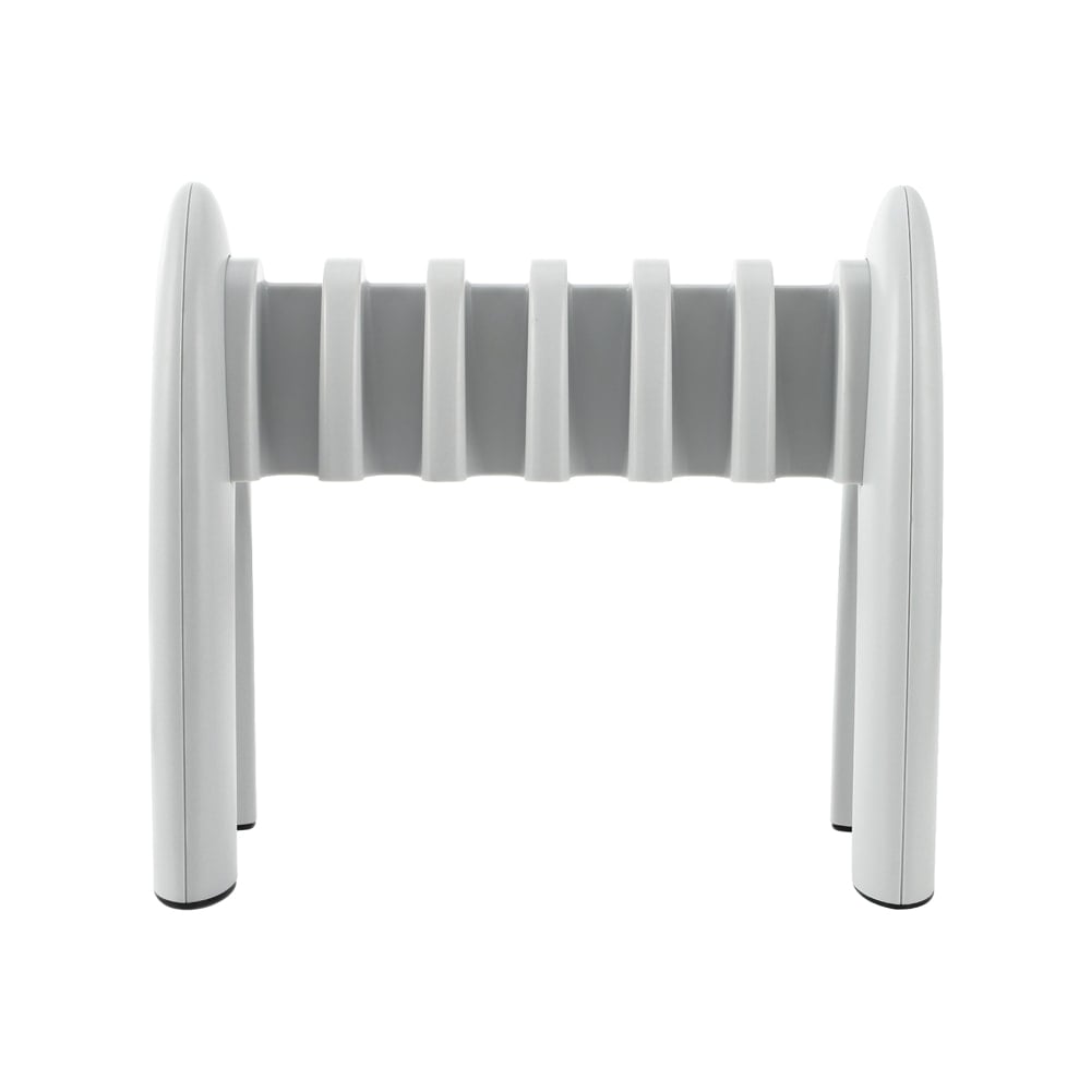 Um suporte para pipetas branco com 6 posições em design moderno da Altruan com vários rolos entre dois suportes curvados em fundo branco simples e um comprimento de 30 cm.