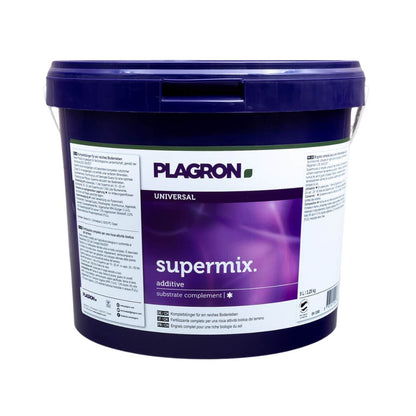 Um balde de plástico violeta com a inscrição "Plagron Supermix - fertilizante natural" é projetado para um crescimento ideal das plantas. Na frente, está o logotipo da Bertels B.V. com as inscrições "Aditivo" e "Suplemento de Substrato", e no rótulo estão impressos vários detalhes. O balde possui uma tampa segura.