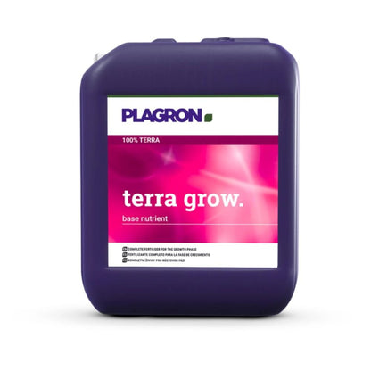 O Plagron Terra Grow da Bertels B.V. é um grande recipiente violeta escuro para a fase de crescimento com uma etiqueta branca com acentos rosa e verde. Ele contém instruções em letras pequenas na parte inferior e possui uma alça prática na parte superior.