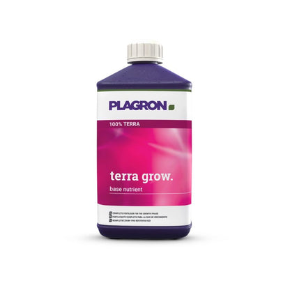 Uma garrafa de nutriente base Plagron Terra Grow da Bertels B.V. está em exibição. Ela tem uma tampa violeta e uma etiqueta rosa com texto branco e verde, que visa promover um crescimento mais rápido das plantas durante a fase de crescimento.