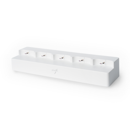 Uma estação de carregamento retangular branca com seis slots individuais, cada um equipado com um pino de conexão para carregar dispositivos compatíveis. A superfície da estação é lisa com uma parte traseira ligeiramente elevada, e na frente está impresso o logotipo 'Pluslife' em cinza. Ideal para uso como Pluslife 5 Ports HUB para dispositivos de teste Pluslife POC-NAT | Embalagem (1 peça).