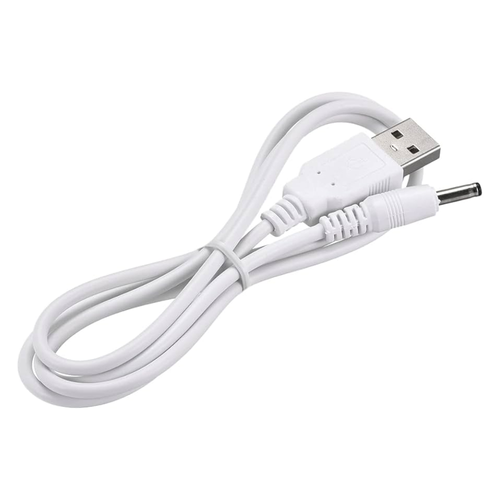 Um cabo USB *Pluslife* em branco, com um conector USB-A padrão em uma extremidade e um conector DC cilíndrico na outra extremidade, apresenta uma construção robusta. Está ordenadamente enrolado em um fundo branco e assemelha-se ao elegante *cabo de carregamento Pluslife USB para 3,5 mm*.