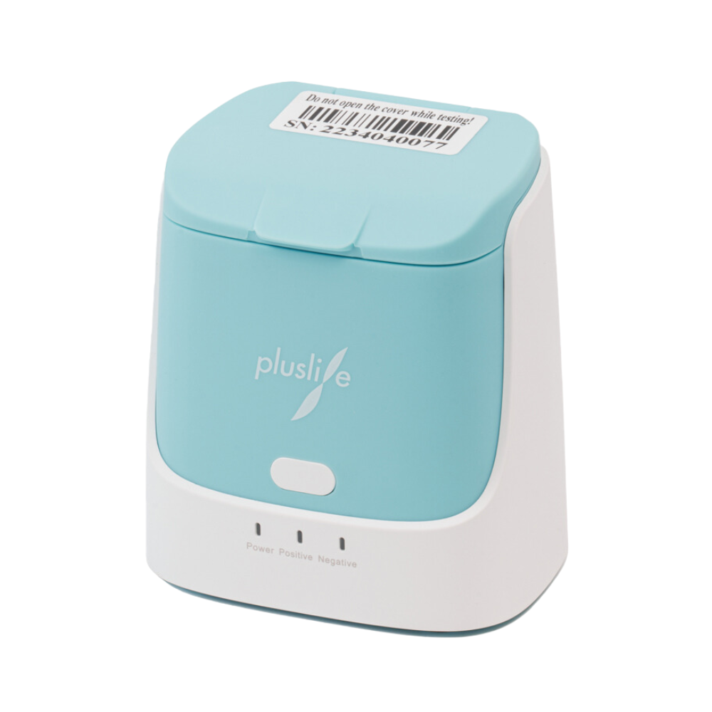 O dispositivo de teste de ácido nucleico integrado Pluslife (versão Vet) é compacto e turquesa claro com uma tampa branca e o logotipo "PlusLife". Possui três luzes indicadoras (Power, Positivo, Negativo) e uma etiqueta de código de barras na parte superior. A embalagem contém 1 peça.