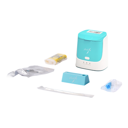 No centro, vê-se um dispositivo de teste de ácido nucleico integrado Pluslife (versão Vet) em turquesa e branco com seus componentes: um saco selado, um pacote amarelo, uma vara de plástico, um objeto azul e um artigo retangular turquesa - ideal para aplicações veterinárias.