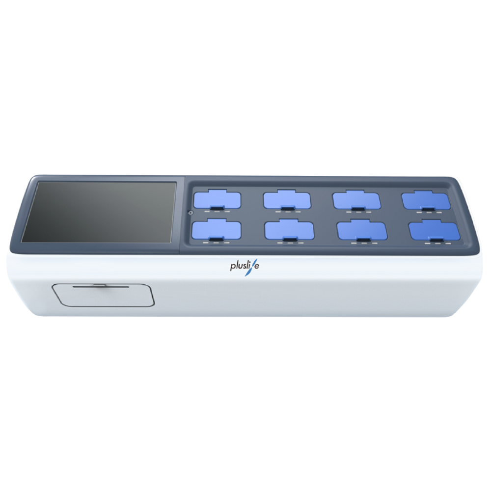 O dispositivo de teste PoC-NAT Pluslife Pro 8 Dock PCR possui uma estação de carregamento retangular com uma tela no lado esquerdo e oito slots no lado direito. Este dispositivo branco com detalhes em azul está equipado com tecnologia de amplificação isotérmica e possui uma pequena gaveta no lado esquerdo para maior conforto.