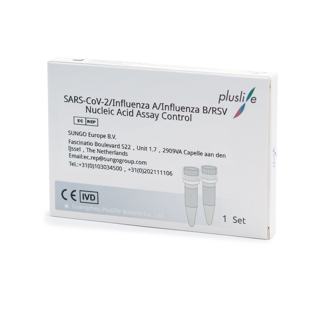 Eine Verpackung mit der Aufschrift „Pluslife SARS-CoV-2/Influenza A/Influenza B/RSV Nukleinsäure PCR Kontrollkit | Packung (1 Paar)“ von Sunggo Europe B.V. enthält Zertifizierungszeichen, Kontaktinformationen und zeigt ein Bild von zwei Fläschchen, was die Funktion des Produkts als genaues Kontrollkit für einen effektiven Influenza-PCR-Test hervorhebt.