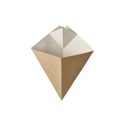 O cone de batatas fritas "pure" com canto para molho da PAPSTAR GmbH é um saco de papel triangular, marrom, feito de material sustentável com interior branco, adequado para armazenar snacks como batatas fritas. Ele comporta até 100 gramas e é elegantemente apresentado diante de um fundo branco simples.