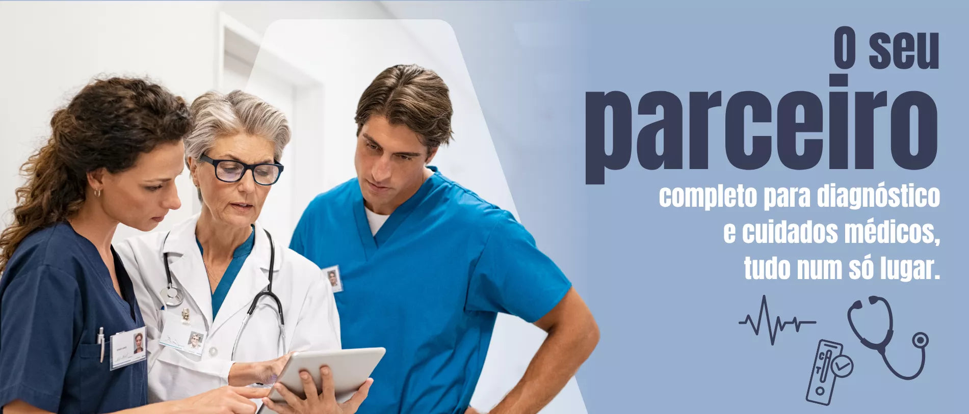 Três profissionais de saúde estão juntos a olhar para um tablet, enquanto à direita aparece uma área promocional com símbolos médicos