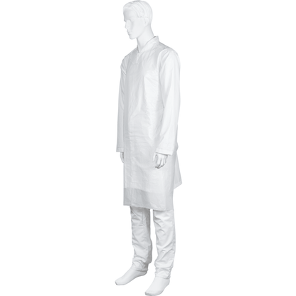 Diante de um fundo branco, um manequim veste o avental descartável Abena Re-Seller GmbH, bloqueado, 75x125 cm, 18 my LDPE, branco (pacote de 50 peças), combinado com calças e meias brancas.