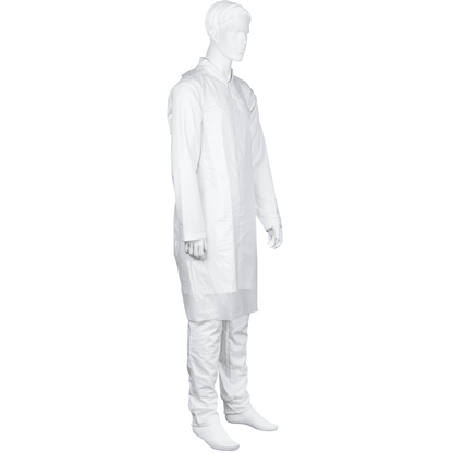 Um manequim branco veste um avental descartável Abena Re-Seller GmbH, bloqueado, 75x125 cm, 18 my LDPE, branco (50 peças) sobre uma camisa branca, calças e coberturas de sapato diante de um fundo branco sólido.