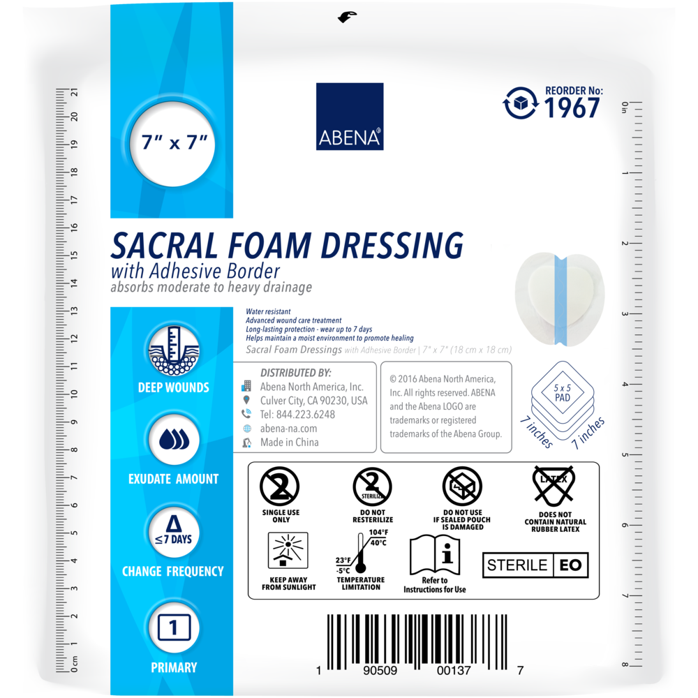 Um rolo de sacos de lixo Abena Re-Seller GmbH 125 L, 800x1000 mm, 48 my LDPE, Azul (25 sacos) contém detalhes do produto, instruções de uso e símbolos de esterilidade/manuseio, semelhantes aos da embalagem do Abena Sacral Foam Dressing.