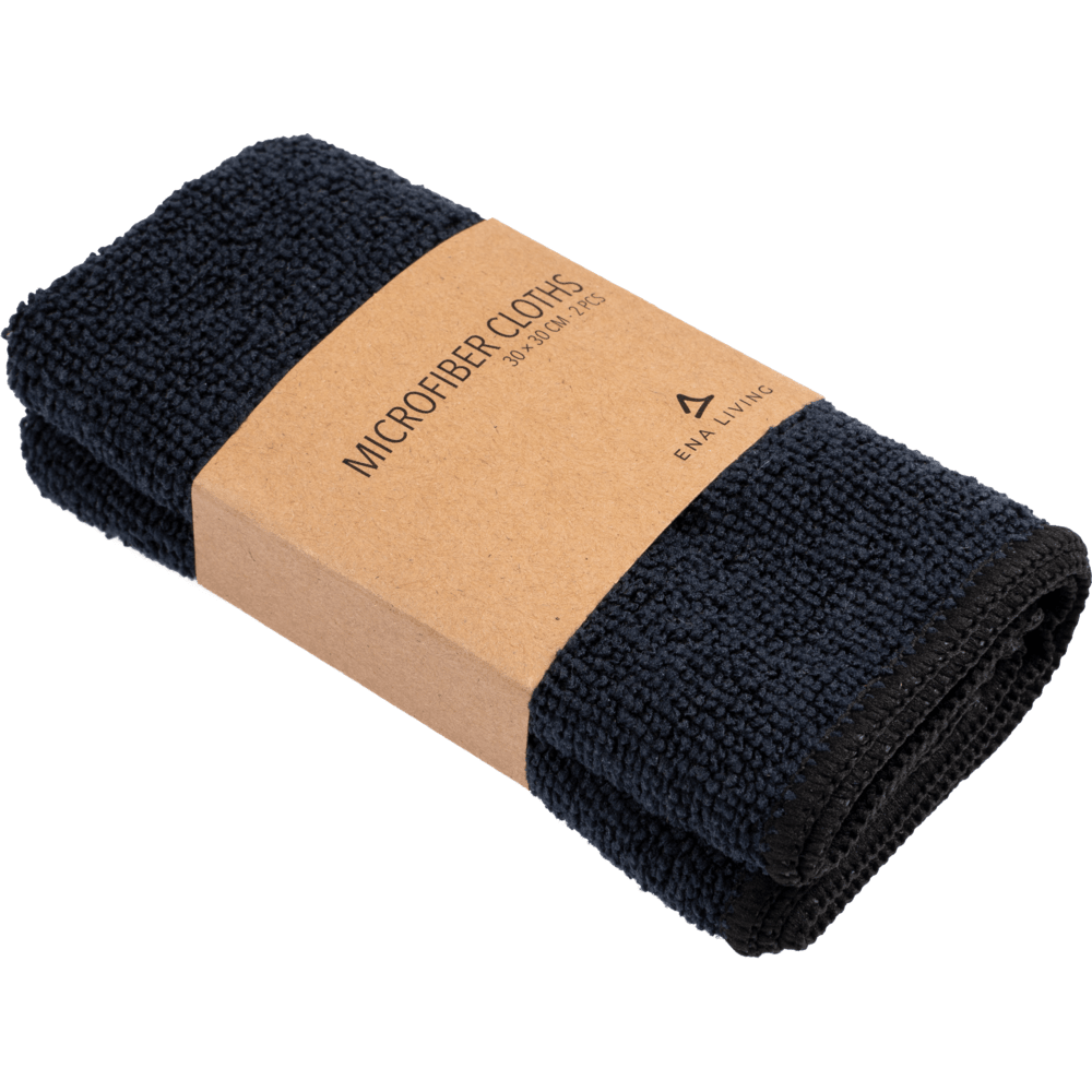 Um conjunto de dois panos de microfibra pretos ENA Living (30x30 cm) da Abena Re-Seller GmbH, cada um dobrado com uma etiqueta marrom com a inscrição "Microfiber Cloths 30 x 30 cm" e um logotipo minimalista - ideal para uso como panos de limpeza doméstica.