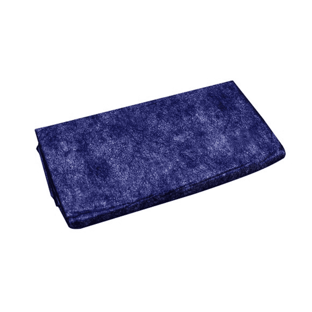 Diante de um fundo branco, vê-se um pedaço dobrado de tecido de veludo azul escuro, cuja textura se assemelha ao cobertor de paciente descartável com enchimento de papel da Rescue Trade OHG (azul, 500 g, 1 peça).