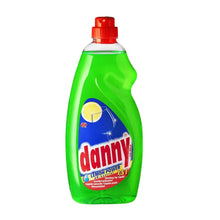 Uma garrafa de 1,5 litros de detergente para loiça Rösch Danny Lemon Power da Rösch Germany GmbH está disponível em verde e contém uma fórmula eficaz de fragrância de limão. Com uma tampa vermelha e um rótulo azul com um gráfico de limão, este detergente para loiça destaca o seu efeito desengordurante e é simultaneamente pH neutro, garantindo uma limpeza suave mas eficiente.