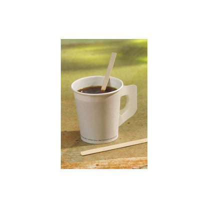 Um copo descartável branco com café escuro segura uma PAPSTAR vara de mexer de madeira "pure" 14 cm, ecológica e estável da PAPSTAR GmbH, com outra na superfície. A luz do sol destaca estas varas de mexer sustentáveis da caixa dobrável de 1000 unidades.