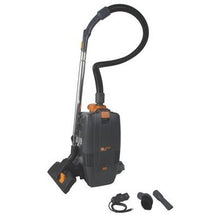 Das TASKI AERO BP B Plus Starter Kit von Diversey Deutschland GmbH & Co. OHG, ein ultraleichter Rucksacksauger mit Lithium-Ionen Technologie, wird aufrecht mit Schlauch, Stab, drei Zubehörteilen und Netzkabel für die ergonomische Reinigung gezeigt.