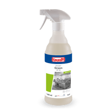 Uma garrafa de spray de 600 ml de Drizzle® Green Removedor de Óleo e Gordura incolor - amarelo claro da BUZIL-WERK Wagner GmbH & Co. KG, com um bico de spray cinza e um rótulo com imagem de cozinha, nome do produto e instruções de uso.