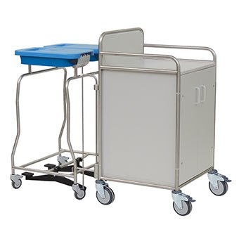 Um carrinho de estação Novocal em aço inoxidável com conexões de tubo soldadas em toda a volta, quatro rodízios, recipiente de plástico azul em suporte, portas duplas e alça deslizante - ilustrado contra um fundo branco.