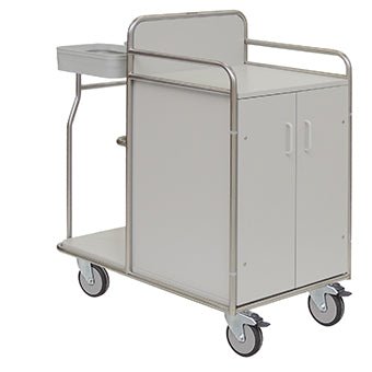 O carrinho de estação Novocal possui uma estrutura de aço inoxidável com tubos totalmente soldados, quatro rodas, duas portas de armário, um recipiente lateral e uma parte superior plana - ideal para o transporte de suprimentos em hospitais ou instalações médicas.