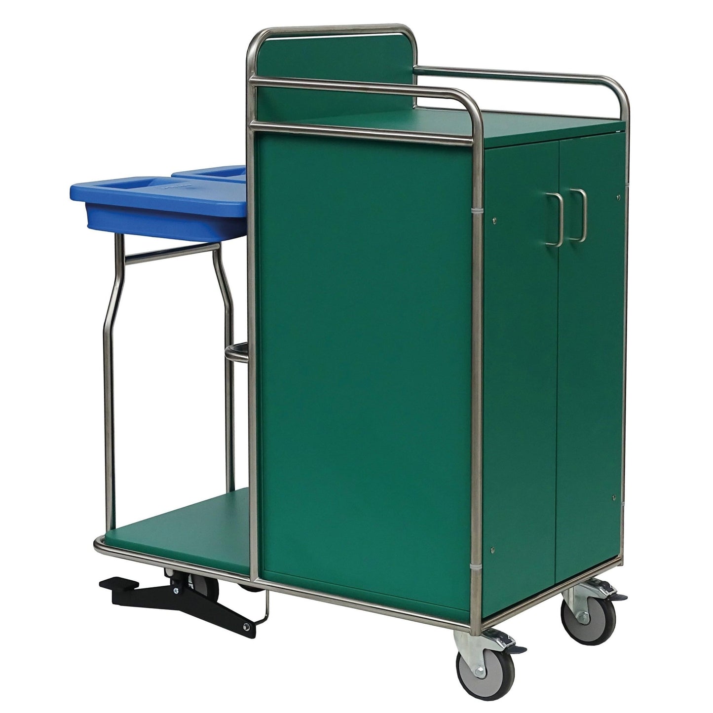 O carrinho de estação Novocal com estrutura de aço inoxidável possui duas portas, quatro rodas, uma prateleira inferior, uma alça superior e um recipiente de plástico azul Novocal com duas divisórias montado lateralmente. Todas as conexões dos tubos são soldadas ao redor.