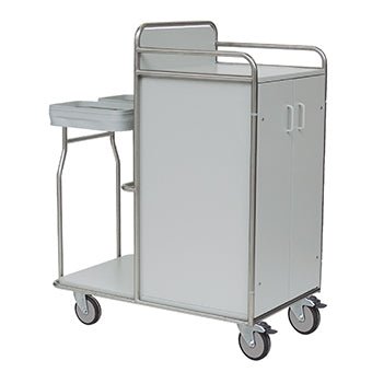 O carrinho de estação Novocal possui uma estrutura de aço inoxidável totalmente soldada, quatro rodas, um armário de duas portas, uma bandeja superior e uma alça lateral - ideal para o transporte de material médico.