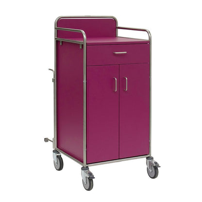 O carrinho de estação Novocal com uma estrutura de aço inoxidável, uma gaveta superior, duas portas inferiores e quatro rodas giratórias é ideal para hospitais. Ele é apresentado em violeta, possui conexões de tubo redondo totalmente soldadas e está ilustrado sobre um fundo branco simples.