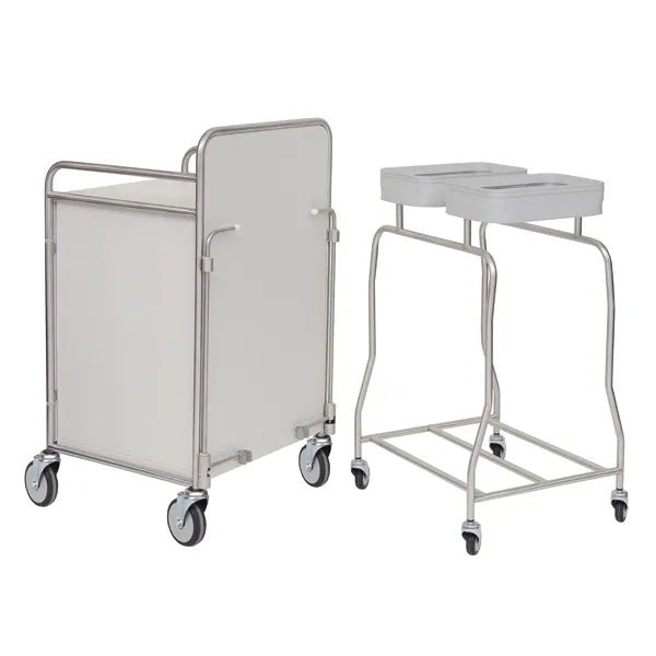 Um carrinho de estação Novocal de aço inoxidável com conexões de tubos soldadas ao redor está ao lado de um suporte duplo de cesto com duas aberturas de tampa, ambos para uso em instalações médicas, sobre um fundo branco.