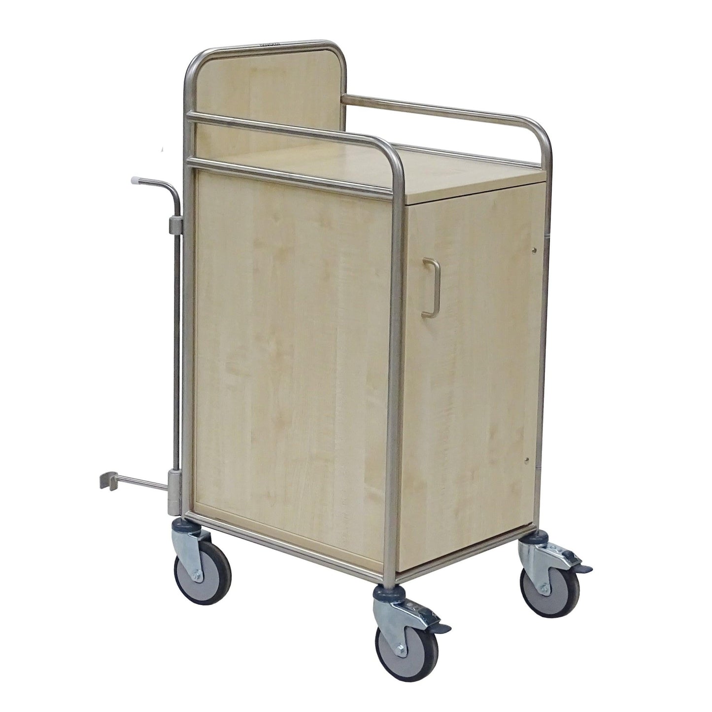 O carrinho de estação Novocal é composto por uma estrutura robusta de aço inoxidável com conexões redondas totalmente soldadas, um armário com puxador, quatro rodízios (dois deles com travão) e trilhos traseiros e laterais elevados para maior conforto e estabilidade.