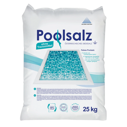 Um saco de 25 kg de sal de piscina Salinen, sal refinado puro sem agentes antiaglomerantes, com a inscrição "sem agentes antiaglomerantes" e a descrição "sal de piscina fino" da Áustria. O produto promove sal de piscina refinado para água.