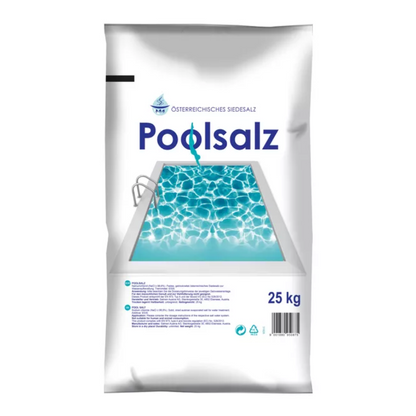 Um saco de 25 kg "Salinen Poolsalz sal refinado puro sem agentes antiaglomerantes" para manutenção de piscinas, com janela transparente para mostrar a água azul da piscina e descrições claras na embalagem branca.