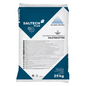 Um saco branco e azul de 25 kg "Saltech Plus Regeneriersalz Salztabletten" da Salinen Austria AG. Na embalagem, pode-se ver o nome do produto, a marca e informações detalhadas sobre o conteúdo para amolecimento de água em várias línguas.